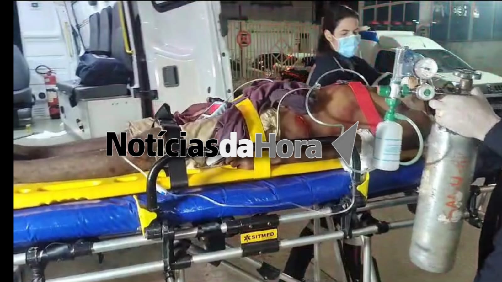 Morador de rua cruza pista desatento, acaba sendo atropelado e sofre traumatismo 